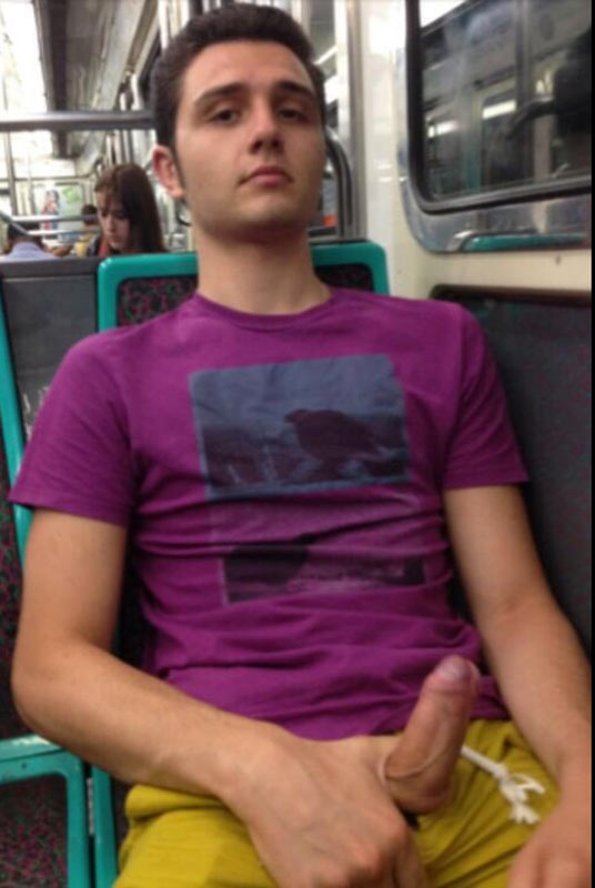 mec jeune montre sa queue dans le métro parisien