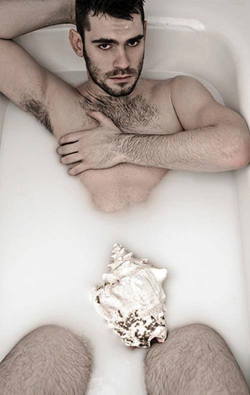 homme poilu nu dans un bain