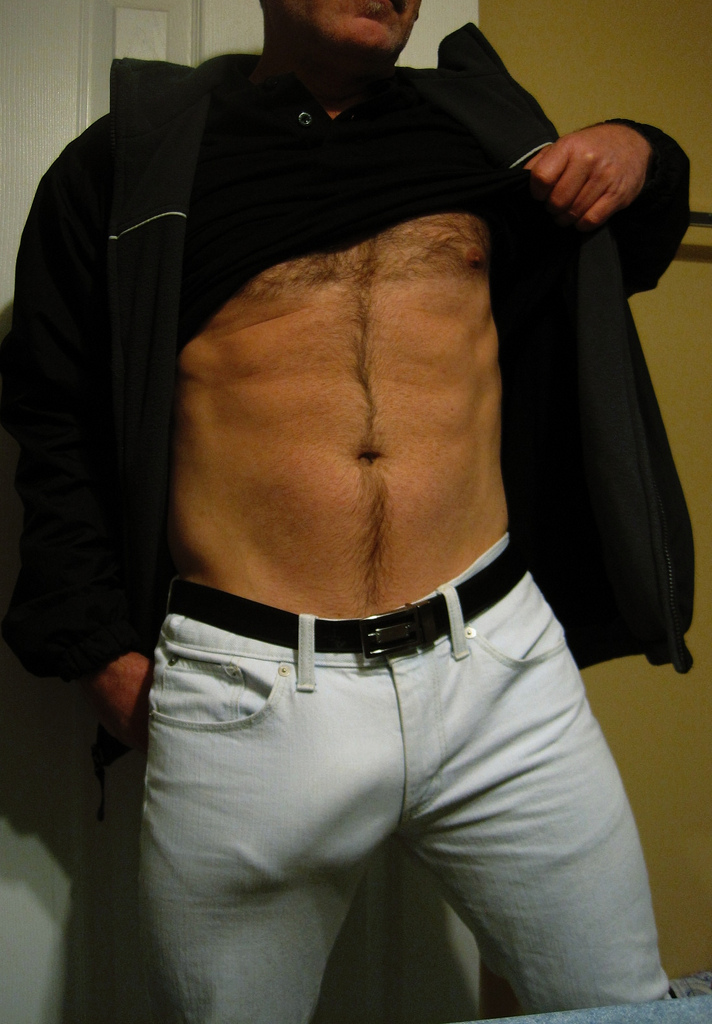 erection d un homme poilu musclé abdos