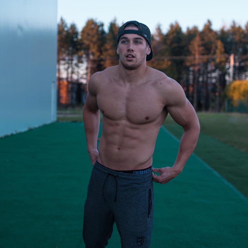 soprtif torse nu en casquette